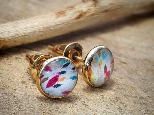 Clous d'oreille, cabochon de 6mm de diamètre en résine sur imprimé, motif asymétrique, fait main
