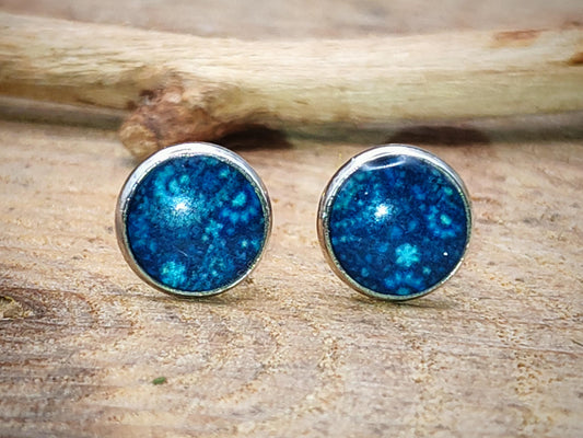 Clous d'oreille, acier inoxydable, cabochon de 6mm de diamètre en résine sur imprimé, motif asymétrique, fait main