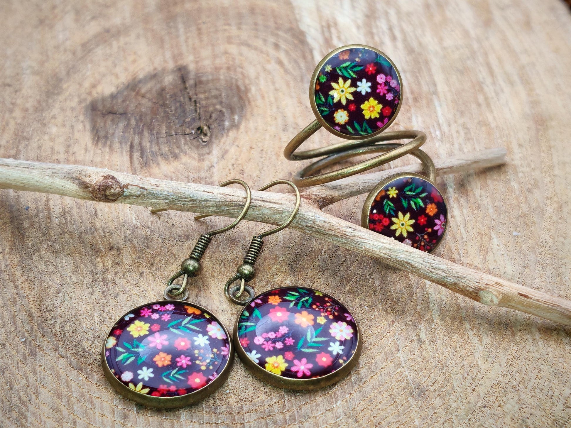 Ensemble bague et boucles d'oreille, métal et cabochon en résine sur imprimé, fait main
