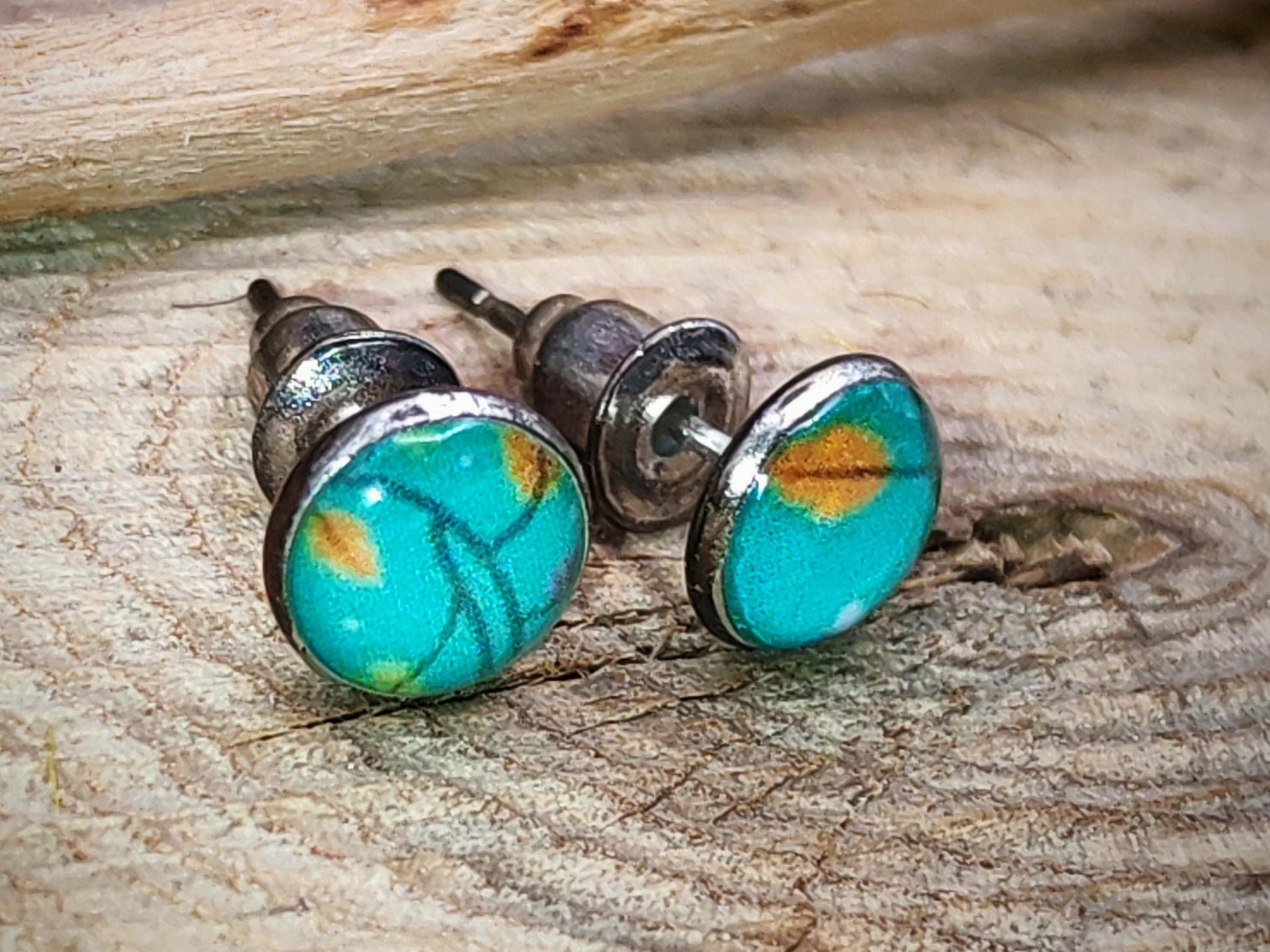 Clous d'oreille, cabochon de 6mm de diamètre en résine sur imprimé, fait main