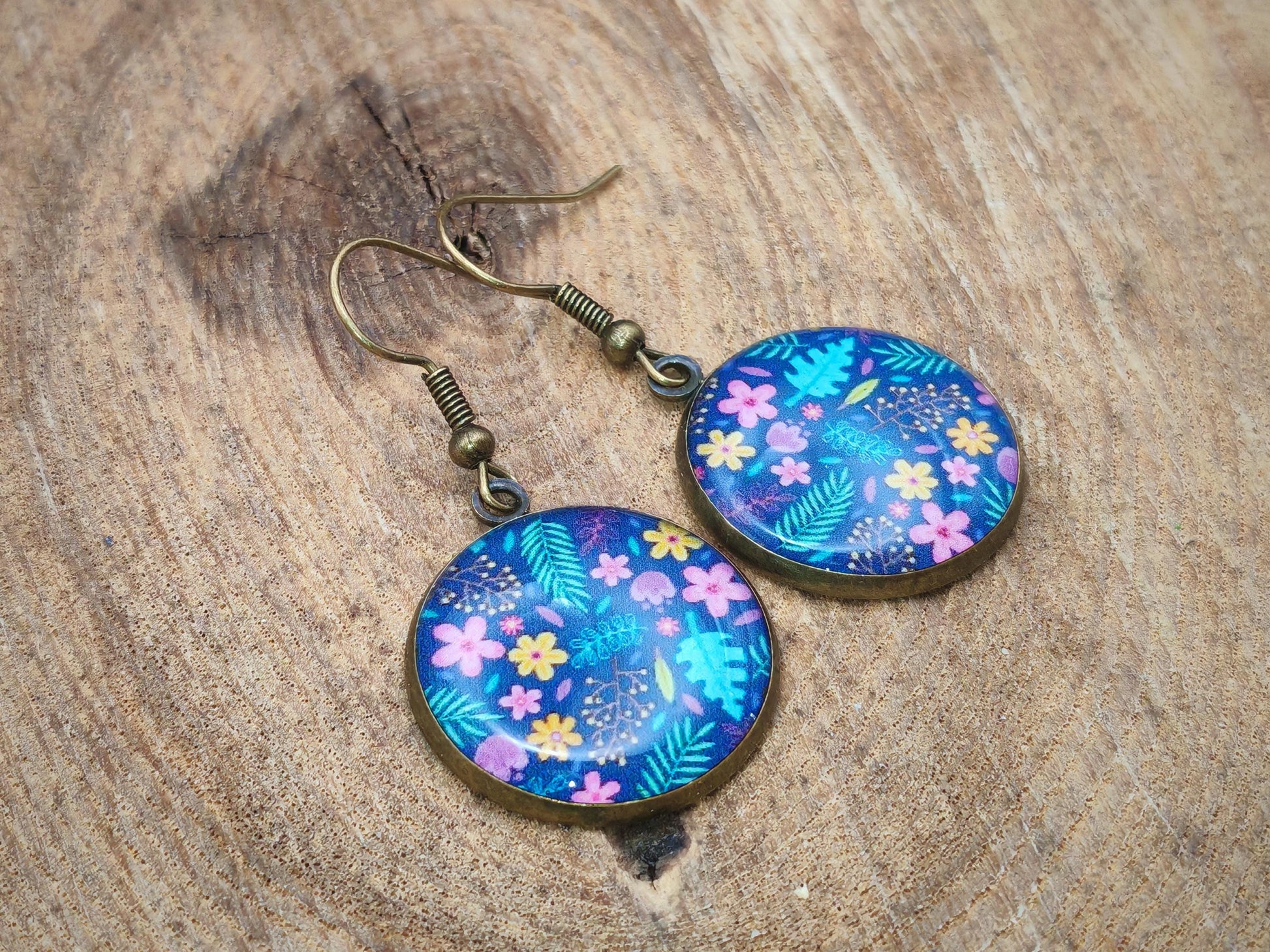 Boucles d'oreille de 20mm de diamètre en résine sur imprimé, motif asymétrique, fait main