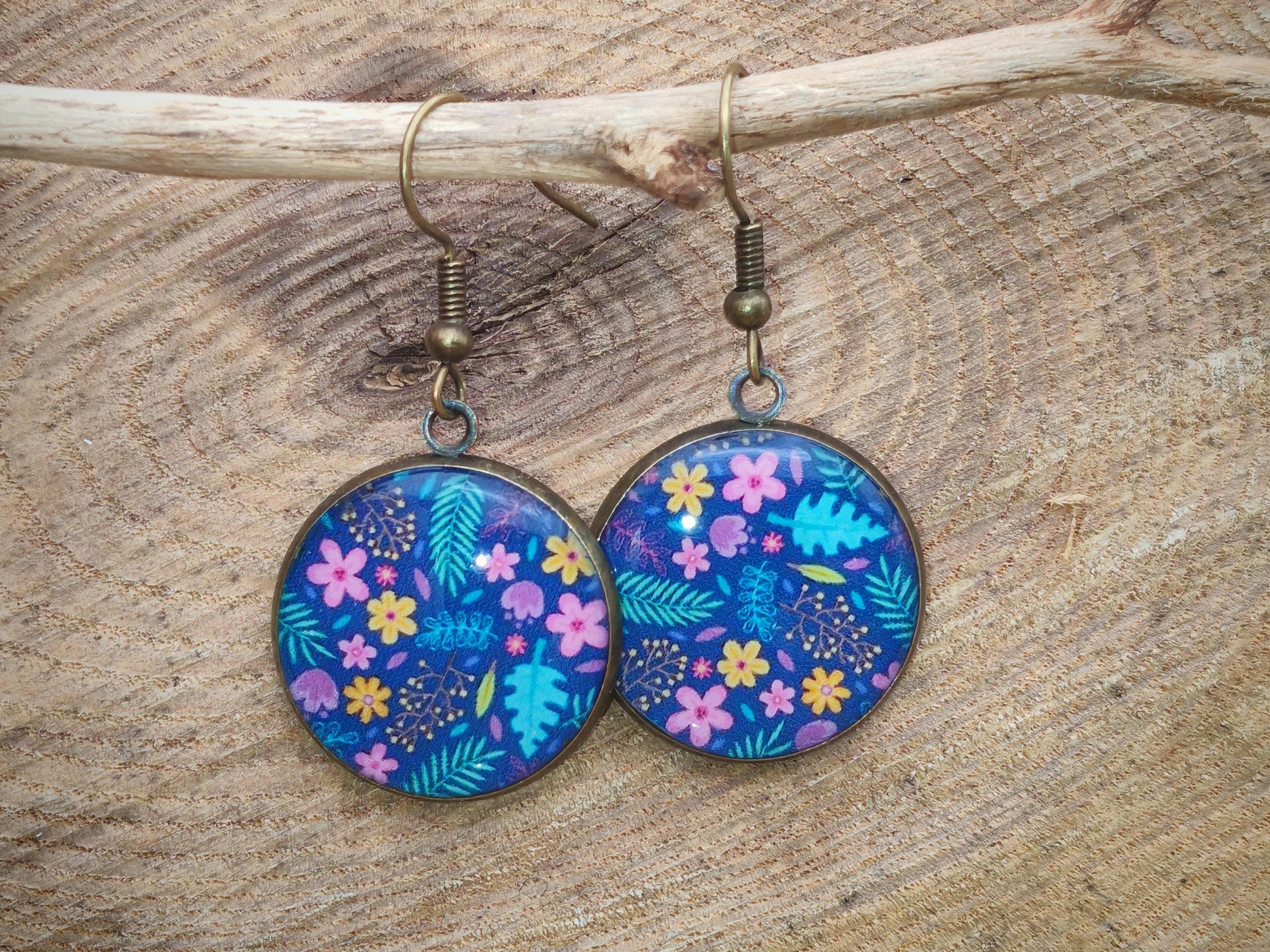 Boucles d'oreille de 20mm de diamètre en résine sur imprimé, motif asymétrique, fait main