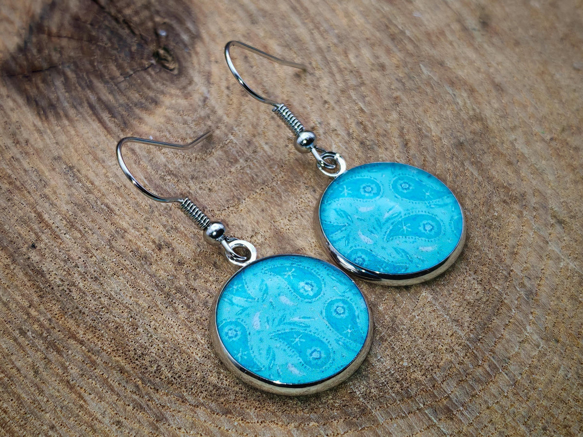 Boucles d'oreille de 16mm de diamètre en résine sur imprimé, motif asymétrique, fait main