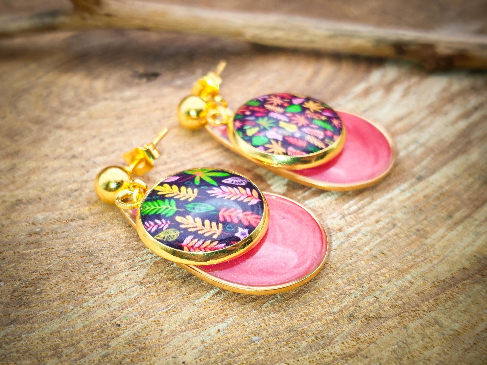 Boucles d'oreille de 14mm de diamètre en résine sur imprimé, motif asymétrique, fait main