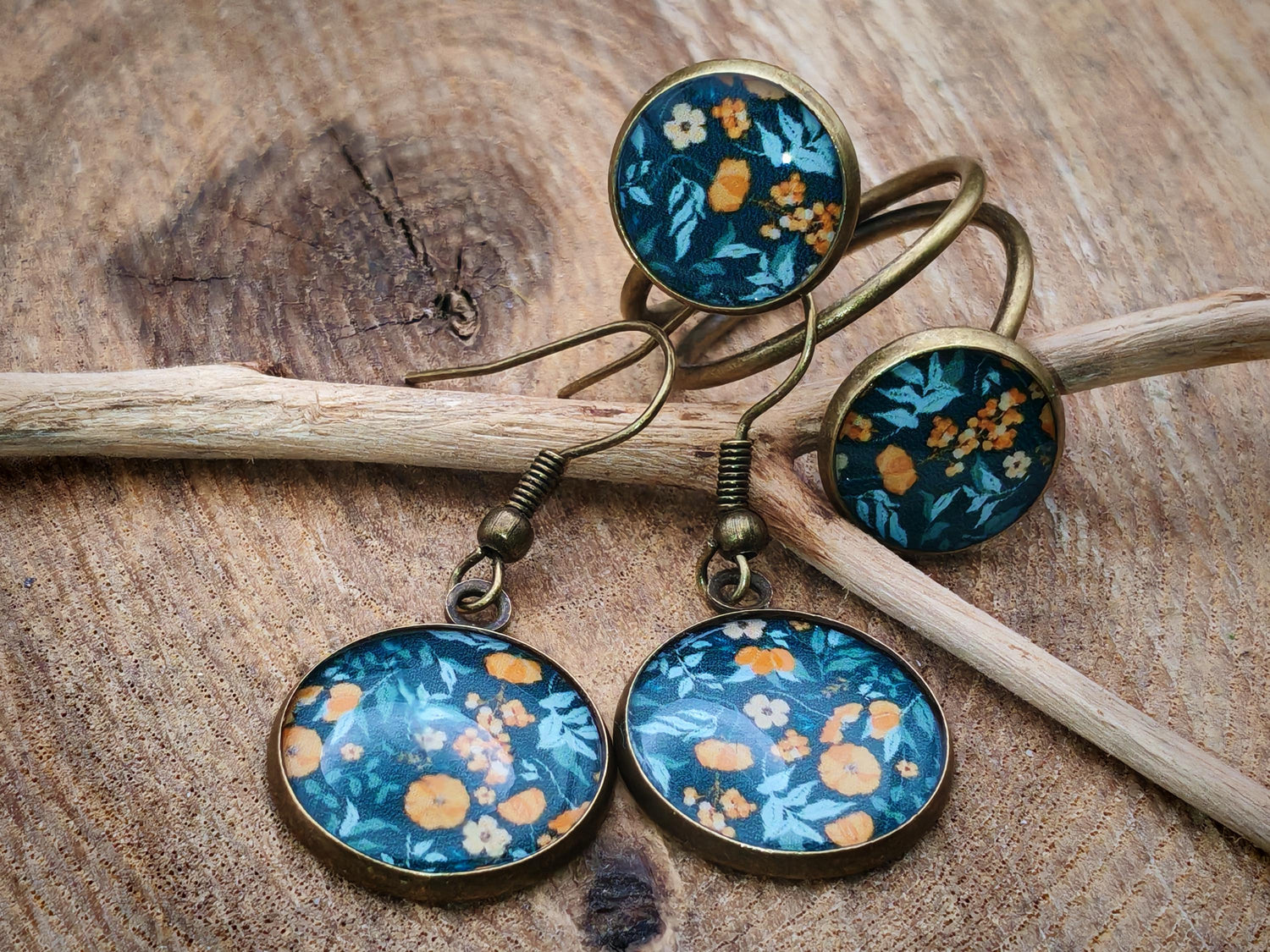 Ensemble bague et boucles d'oreille, métal et cabochon en résine sur imprimé, fait main