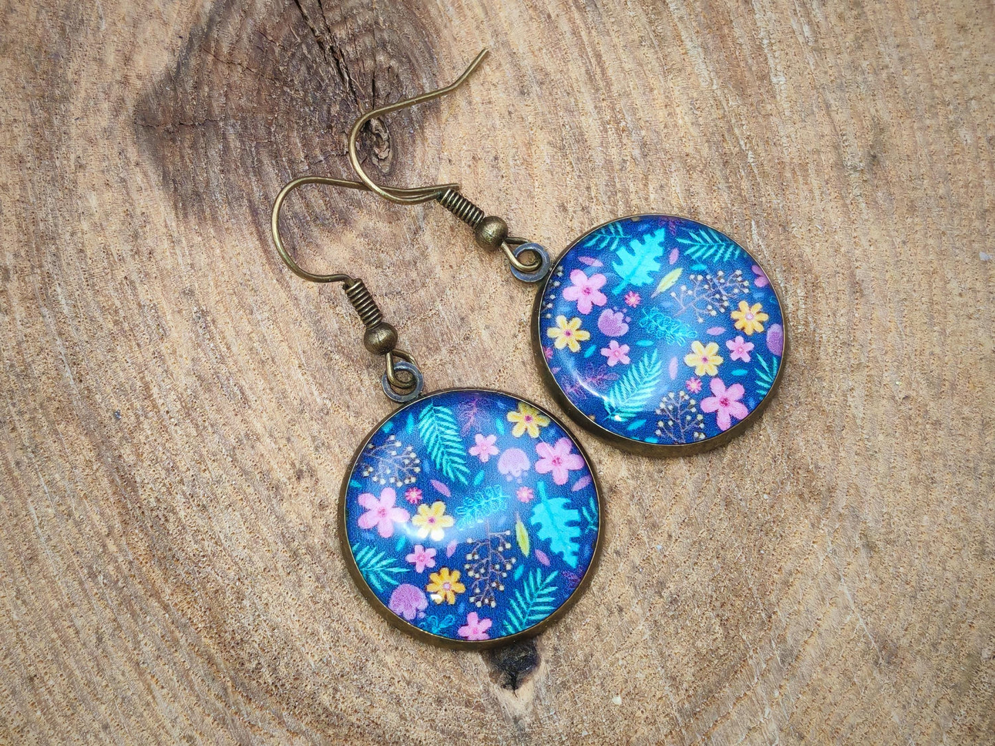 Boucles d'oreille de 20mm de diamètre en résine sur imprimé, motif asymétrique, fait main