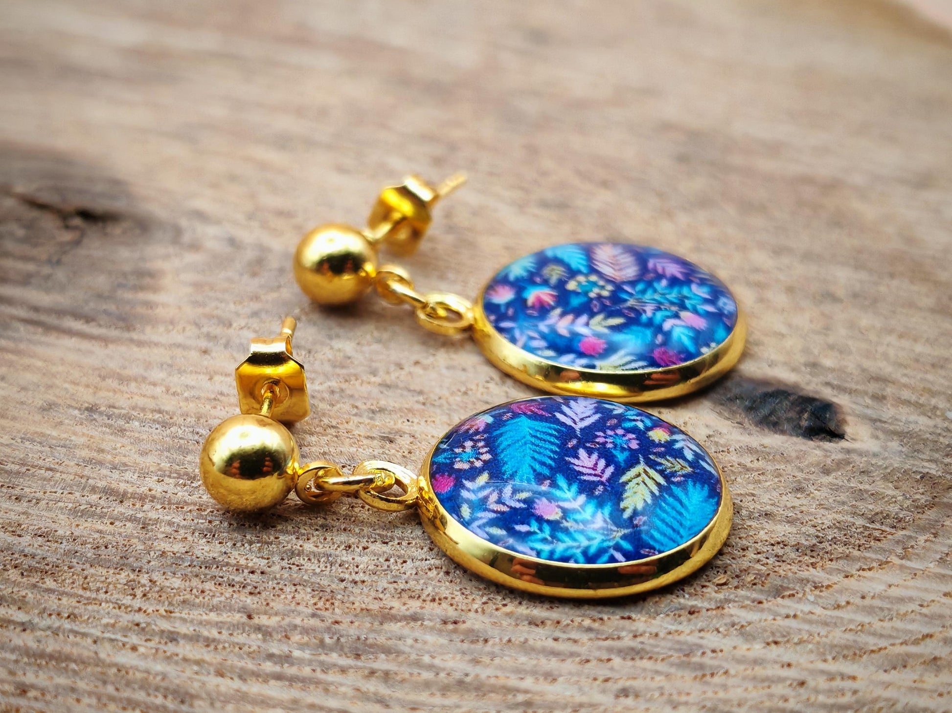 Puce d'oreille de 14mm de diamètre en résine sur imprimé, motif asymétrique, fait main