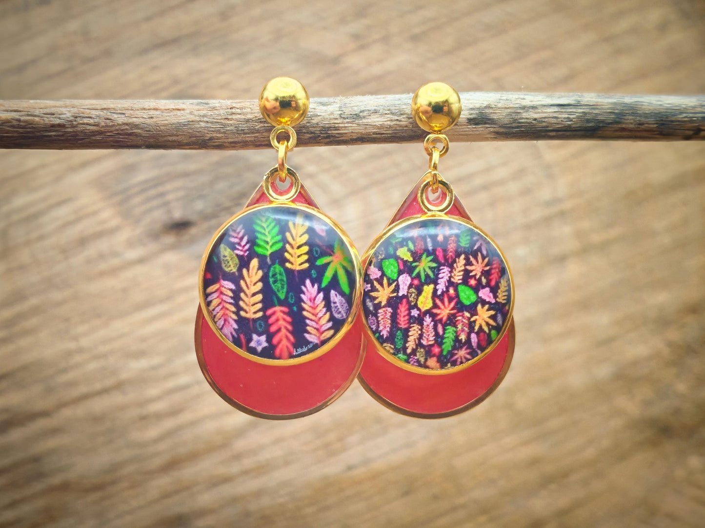 Boucles d'oreille de 14mm de diamètre en résine sur imprimé, motif asymétrique, fait main