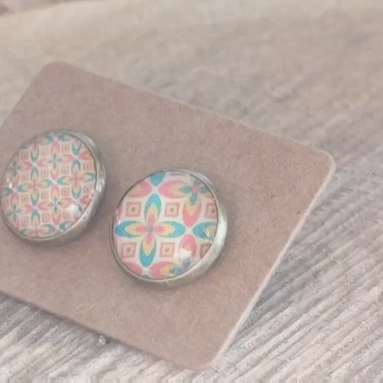 Clous d'oreille, cabochon de 10mm de diamètre en résine sur imprimé, motif asymétrique, fait main