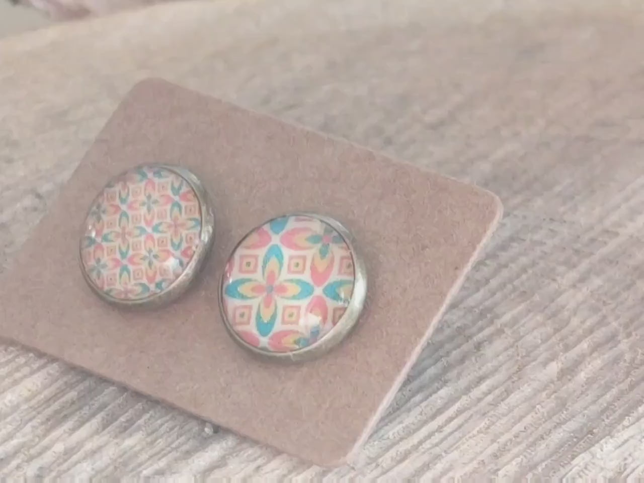 Clous d'oreille, cabochon de 10mm de diamètre en résine sur imprimé, motif asymétrique, fait main